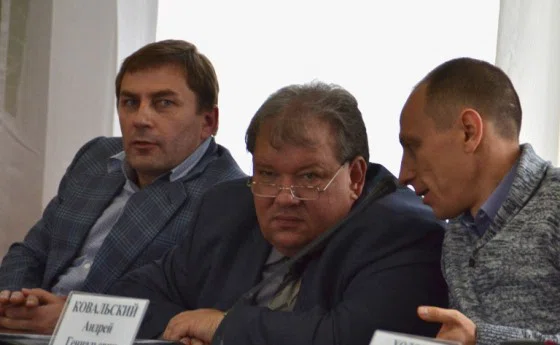 Александр Кожин (по центру) рассуждает о вариантах развития бердского ТЭК
