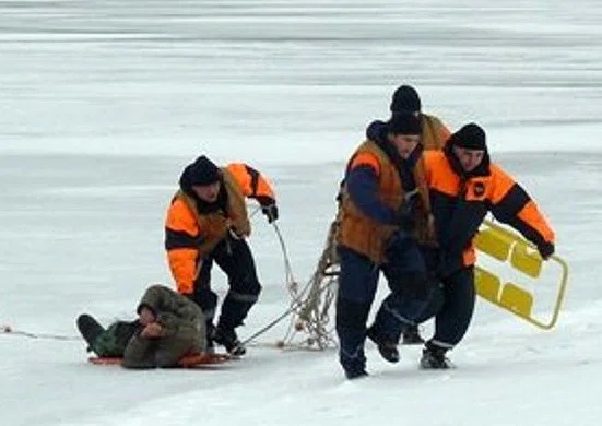 Спасателям БПСО приходится вытаскивать со льда и живых, и погибших рыбаков 