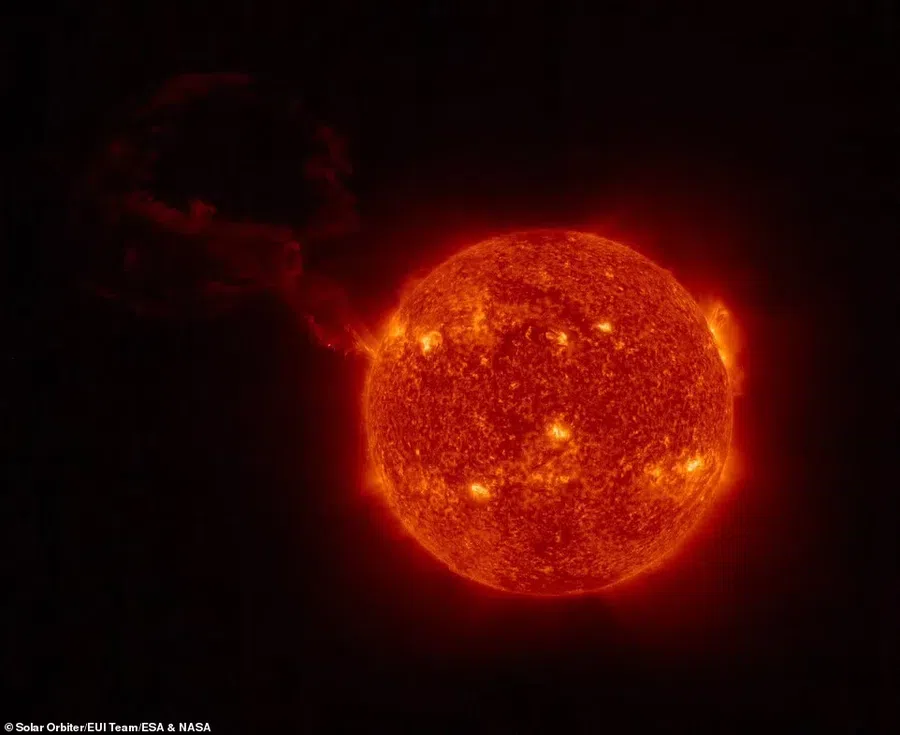 Мощное извержение на Солнце снял аппарат Solar Orbite: самое большое из когда-либо наблюдаемых на фото