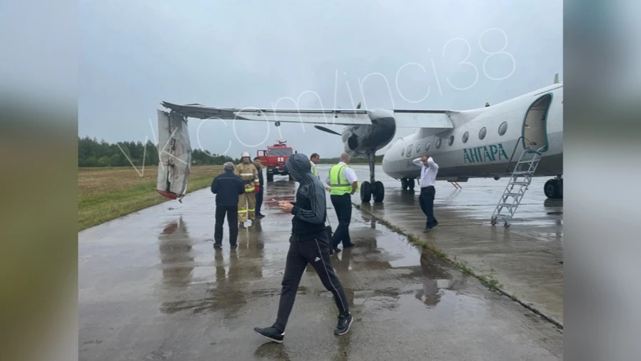 У самолета Ан-24 при посадке оторвало часть крыла в аэропорту Усть-Кута в Иркутской области. На борту были 44 пассажира