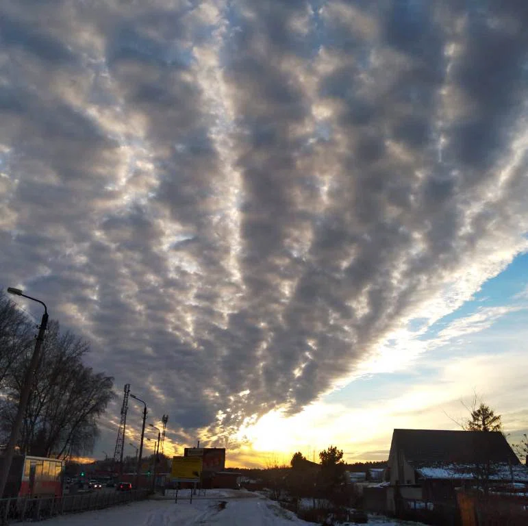 Причину таинственных облаков в небе над Бердском опровергают горожане и доказывают необычным видео