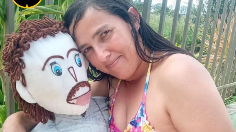 Жительница Бразилии решила связать себя узами брака с тряпичной куклой. Фото: соцсети/shot