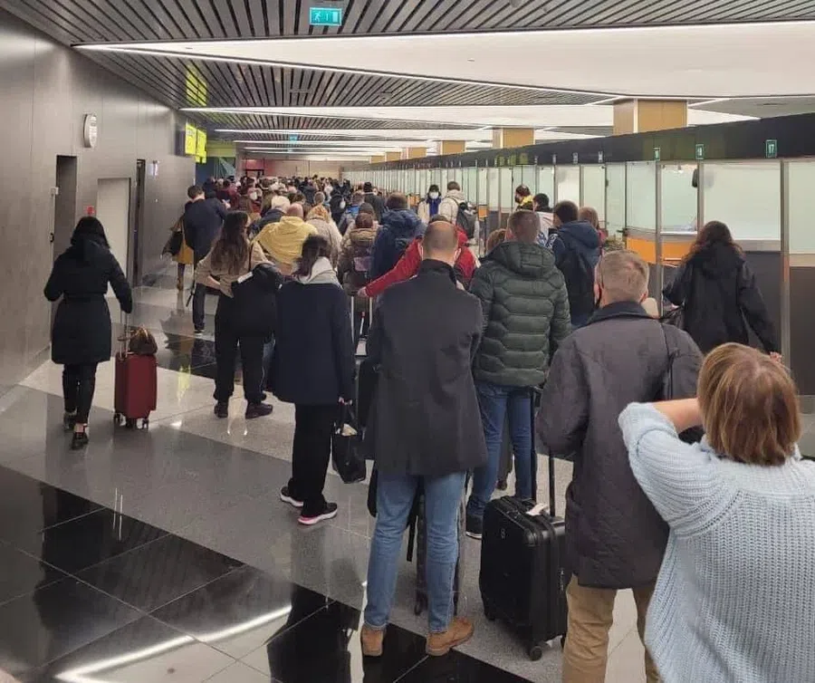 Многочасовые очереди из-за тестирования на «омикрон»-штамм коронавируса стоят в аэропорту Шереметьево