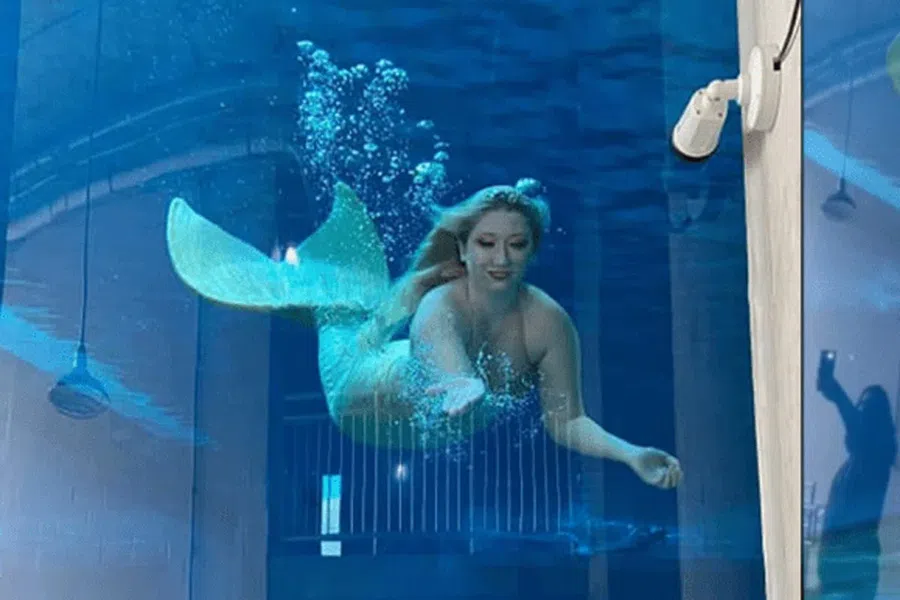В аквариуме Флориды снимали переодевание «русалок», которые и не подозревали об этом