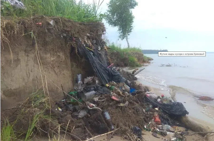 Остров завален мусором 