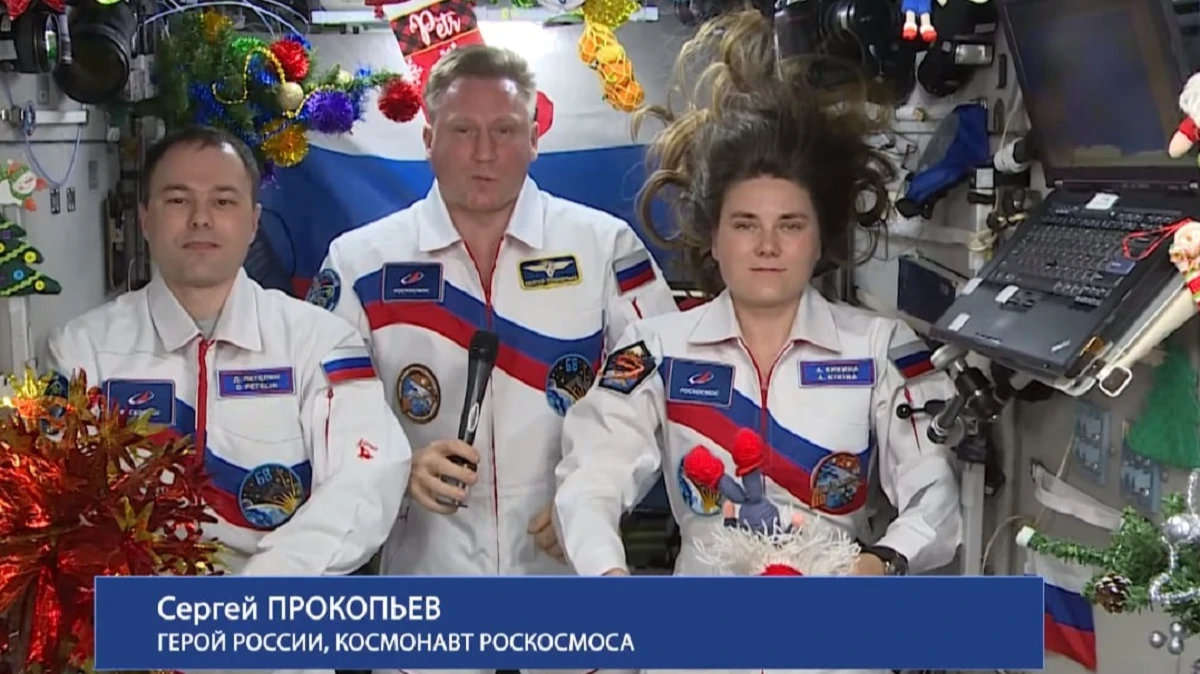 Российские космонавты поздравили жителей России с Новым годом — видео 
