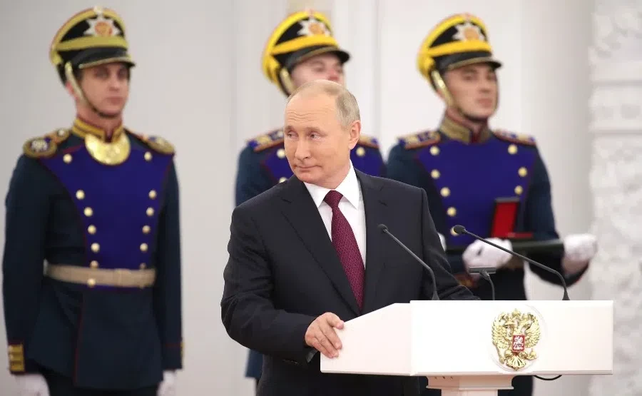 Путин узнал размер зарплаты Героя России: Это маловато, честно говоря, оценил президент