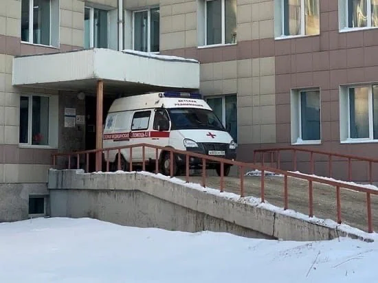 В Новосибирске мужчина рухнул с крыльца магазина и умер