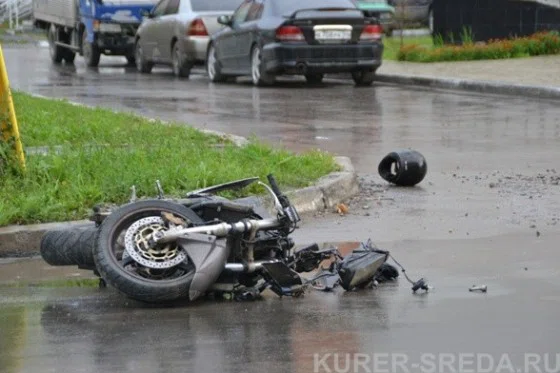Мотоцикл занесло на мокрой дороге