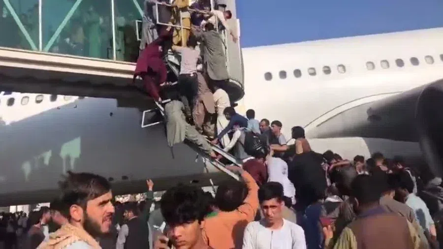 Толпа беженцев пробралась на взлетную полосу аэропорта Кабула. Смотрите видео
