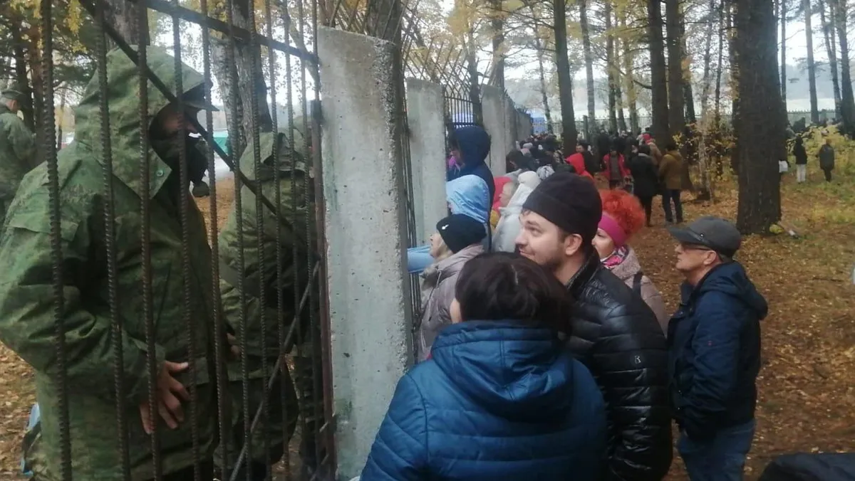 «Через железный забор общались» Родственники мобилизованных жителей Новосибирской области посетили бойцов в воинской части Академгородка. Привезли теплые вещи, в палатках холодно 