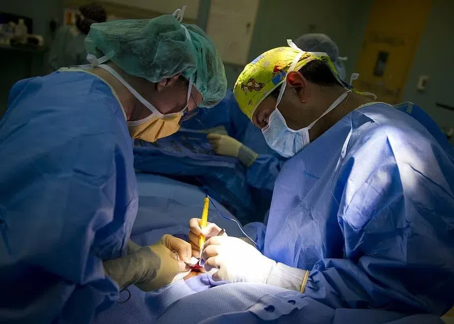Операцию на клапане сердца впервые провели без разреза грудины в Новосибирске