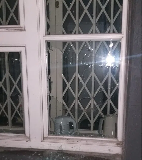 В Новосибирске пьяный местный житель разбил окно в доме и залез туда погреться