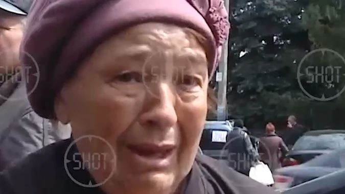 «Ноги — в одну сторону, руки — в другую»  Жительница Мариуполя со слезами на глазах рассказала на видео, как танк ВСУ расстрелял сына