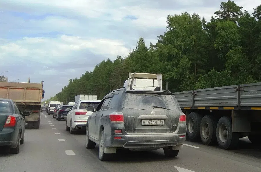 10-километровая пробка стоит на Бердском шоссе до Бердска из-за ремонта дороги
