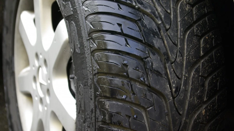 В России оценили запас шин для автомобилей накануне «переобувания»: на сколько хватит колес?