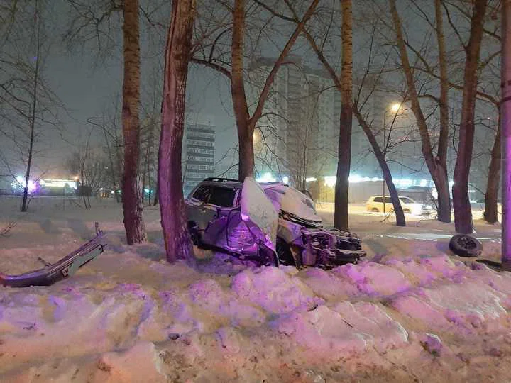 В Новосибирске водитель Subaru поздно ночью влетел в столб и погиб на месте