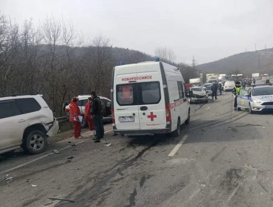 Под Новороссийском произошло массовое ДТП — столкнулись 17 автомобилей