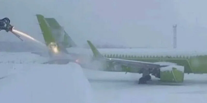 Экстренно сел обледеневший самолет S7 рейса Магадан-Новосибирск из-за ошибки экипажа: Росавиация назвала причины вынужденной посадки