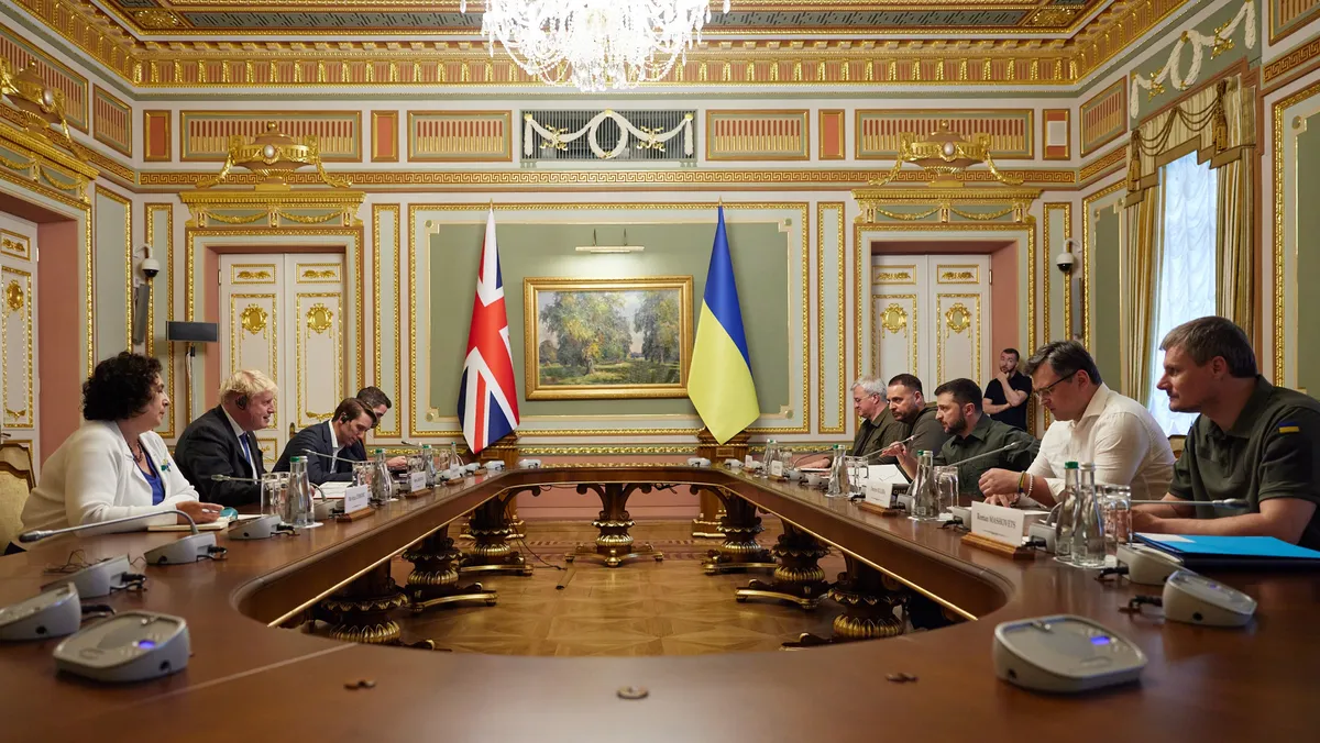 Премьер Британии решил победить «тщеславные амбиции президента Путина». Джонсон объявил, что британцы обучат до 10 000 солдат каждые 120 дней для победы Украины в военной операции 