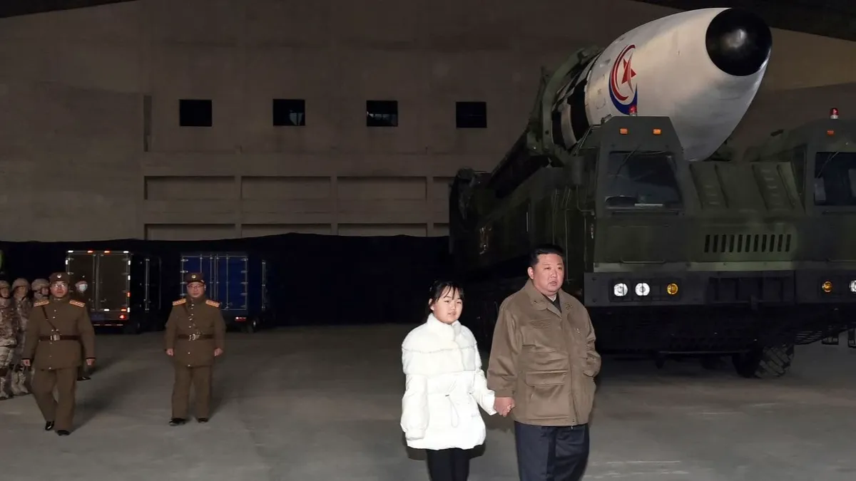 Ким Чен Ын вместе со своей дочерью осматривает межконтинентальную баллистическую ракету (МБР) на этой недатированной фотографии, опубликованной 19 ноября 2022 года. Фото:  Центральное информационное агентство Северной Кореи