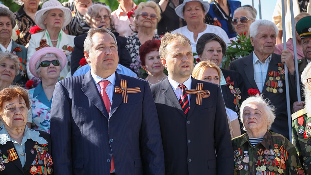Дмитрий Рогозин(слева) на празднике Победы. Фото: Mid.gospmr.org