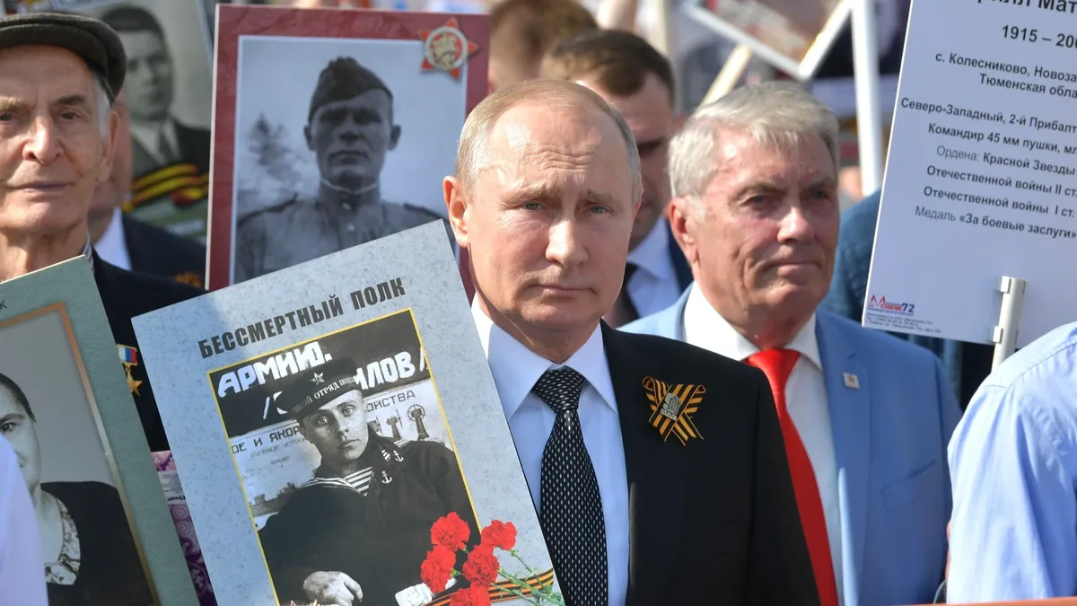 «А по брусчатке Красной площади мы еще пройдем»: Встанет ли Путин в колонну «Бессмертного полка» 9 мая 2022 после двух «виртуальных» лет шествия и в условиях спецоперации на Украине