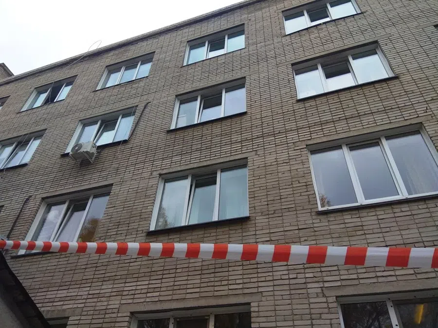 Подробности нападения с ножницами в ЦГБ Бердска: Голый пациент в простыне сбежал из реанимации. Полиция начала проверку