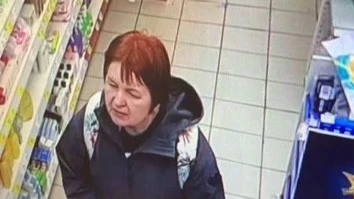 Полиция Бердска просит опознать по фотоснимку подозреваемую в хищении карты «Альфабанка» женщину