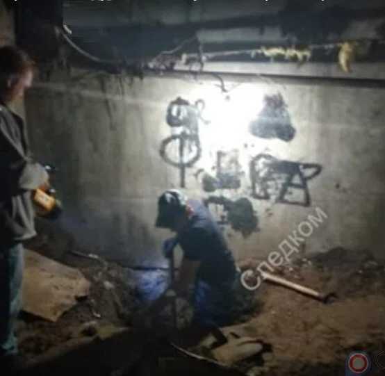 Педофила, закопавшего 9-летнюю Вику в подвале дома в селе Козарь, подозревают в изнасиловании других детей. Он работал в школе
