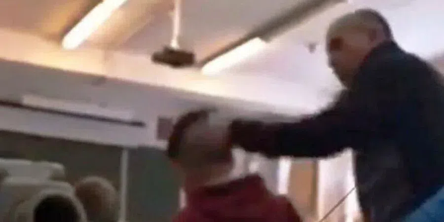 В школе Иркутска учитель ОБЖ нецензурно оскорбил и ударил по голове ученика. Преподавателя отстранили на время проверок