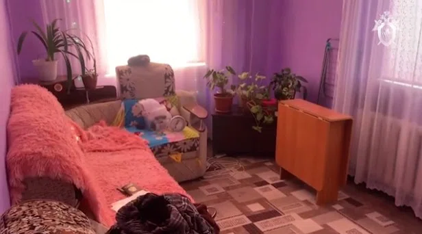 СК показал видео с места убийства семьи в Омской области дочкой-подростком: отчима вытащили из кровати на пол