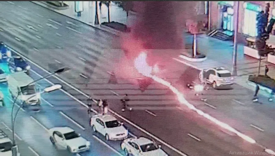 В самом центре Москвы произошла огненная авария: Загорелся водитель мотоцикла - смотрите видео