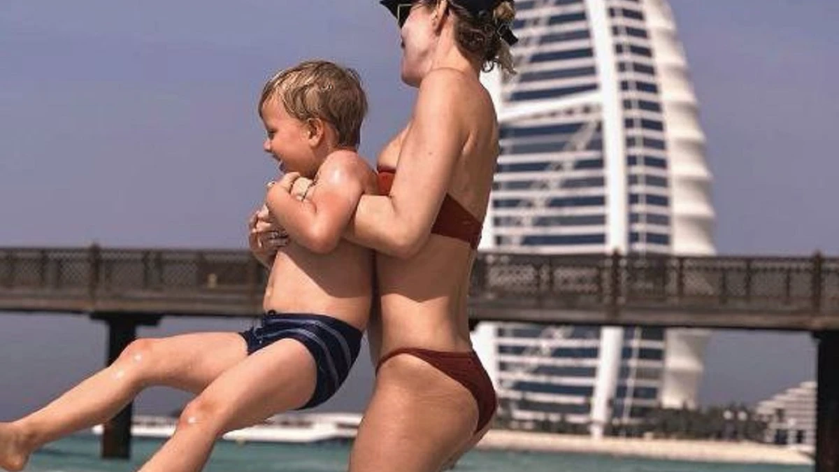 Собчак в купальнике и шестилетним сыном на руках осудили за дорогостоящий отдых в Дубае