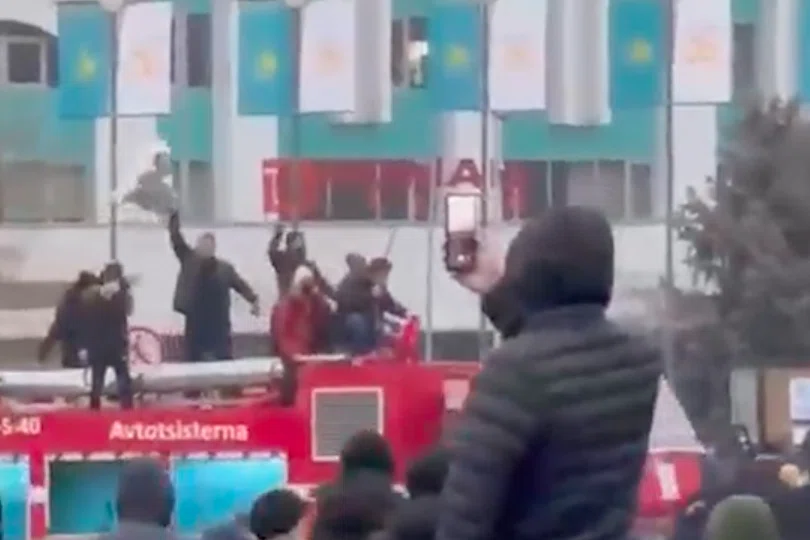 В Казахстане полиция Алма-Аты убила десятки протестующих людей