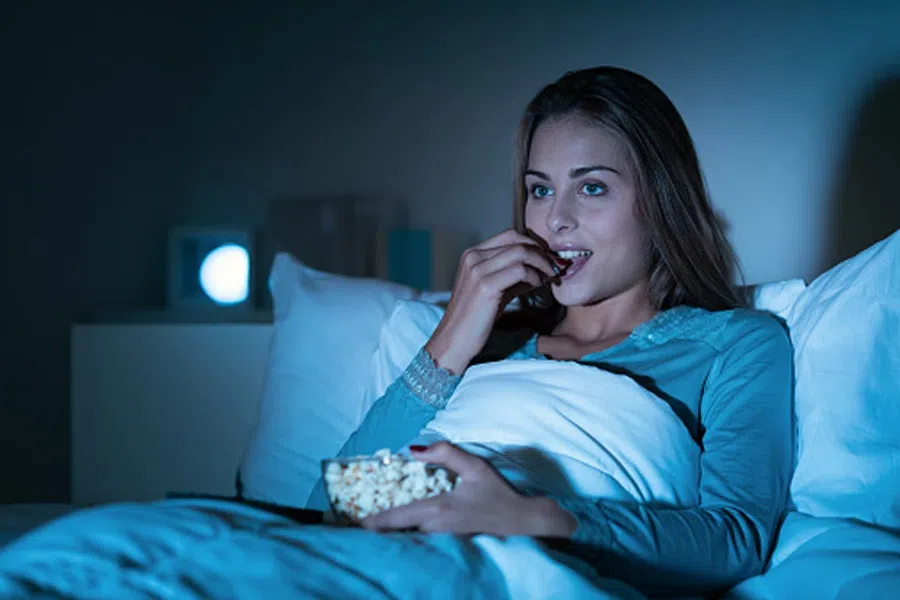 Кино перед сном: вредит ли сну просмотр фильмов перед сном?