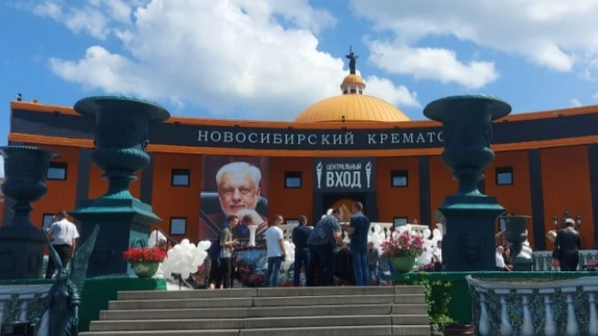 В Новосибирске простились с основателем крематория Сергеем Якушиным. Толпа скорбящих сибиряков растянулась на полкилометра