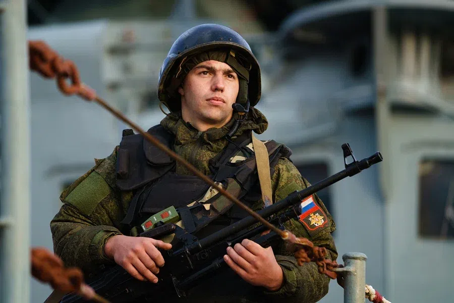 Согласно российскому законодательству в армию призывают молодых людей в возрасте от 18 до 27 лет, поэтому, как только человек достигает совершеннолетия, он может получить повестку
