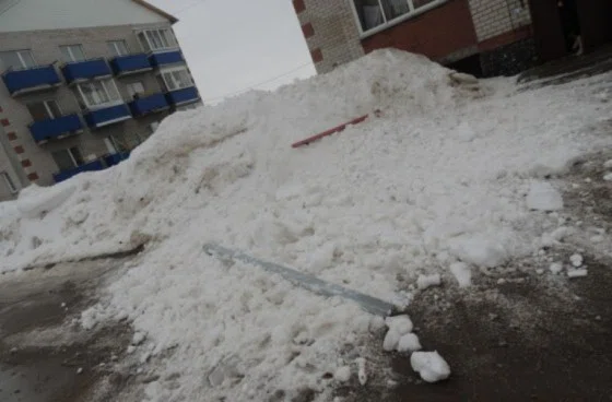 В марте 2015 года снег, упавший с крыши вместе с задерживающим барьером с одного из домов в микрорайоне Белокаменном, травмировал ребенка