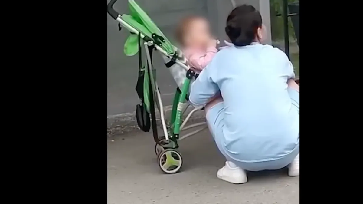 Мать дала покурить вейп ребенку в коляске. Фото: стоп-кадр видео SHOT