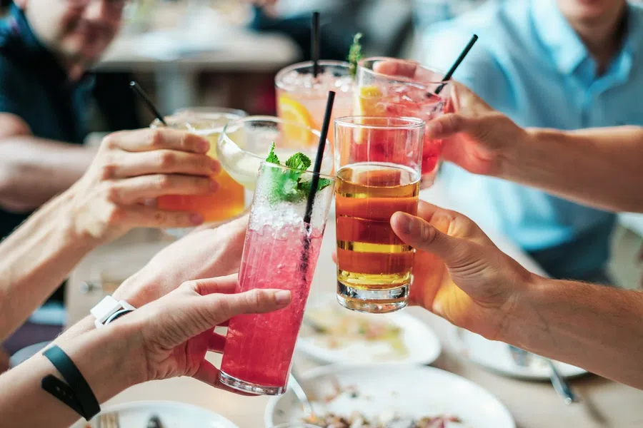 Разрешенные 14 порций алкоголя в неделю всё равно вредны для здоровья: исследование