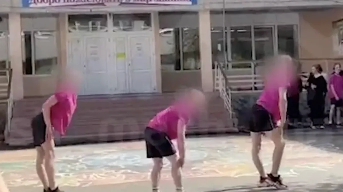 Из школы Екатеринбурга уволилась завуч. «Не углядела», как ученики школы показали на празднике «танец ЛГБТ» 