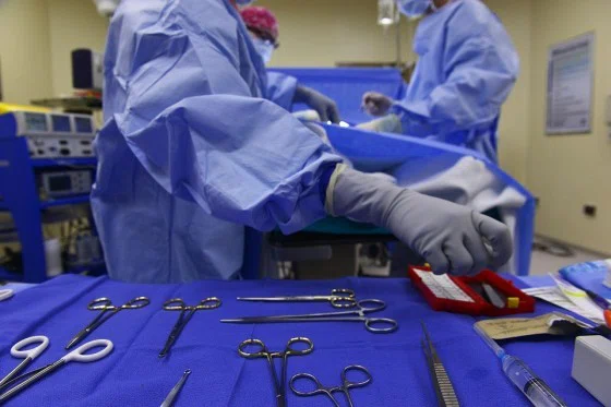 Операцию по разделению сиамских близнецов делали 18 хирургов 11 часов