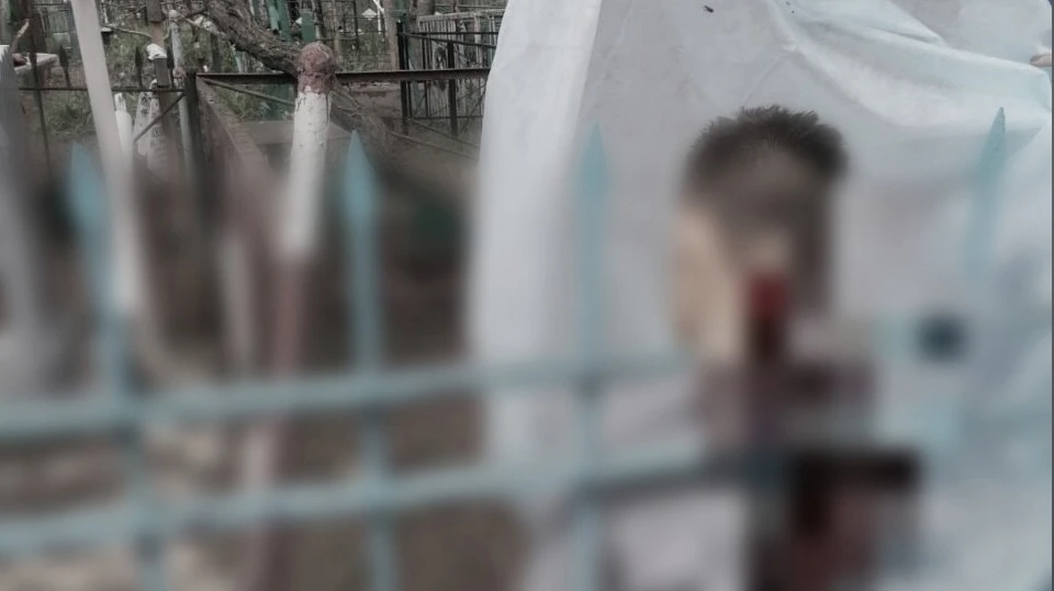 В Ростовской области сын убирал могилу отца и упал на ограду. Штырь вонзился в голову – 28-летний житель Шахт умер от потери крови 