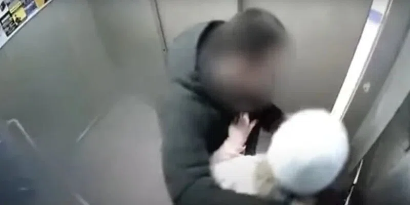 Педофил домогался 13-летней девочки в лифте и попал на камеру в Сургуте. Школьнице удалось отбиться