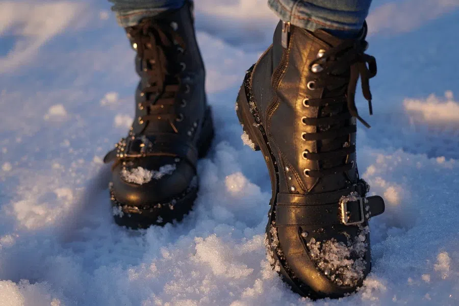 Заговор от падений на льду: ритуал с зимней обувью в домашних условиях