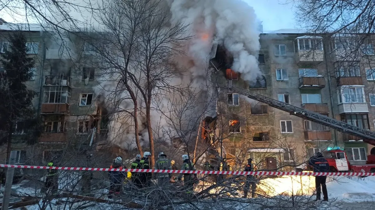 В Новосибирске в пятиэтажном доме обрушился подъезд из-за взрыва газа – погибли два человека. Видео 