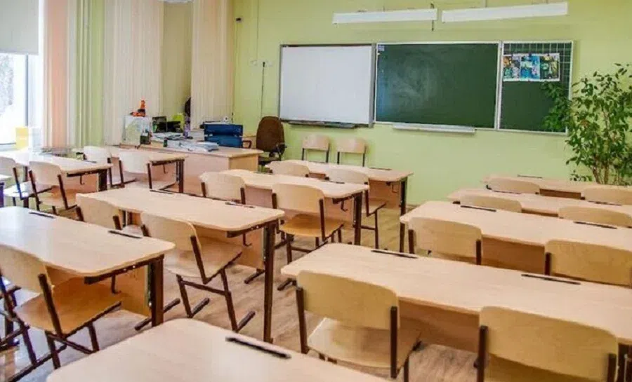 Учительница на уроке играла с детьми на раздевание в школе Сахалина, чем заинтересовалась прокуратура