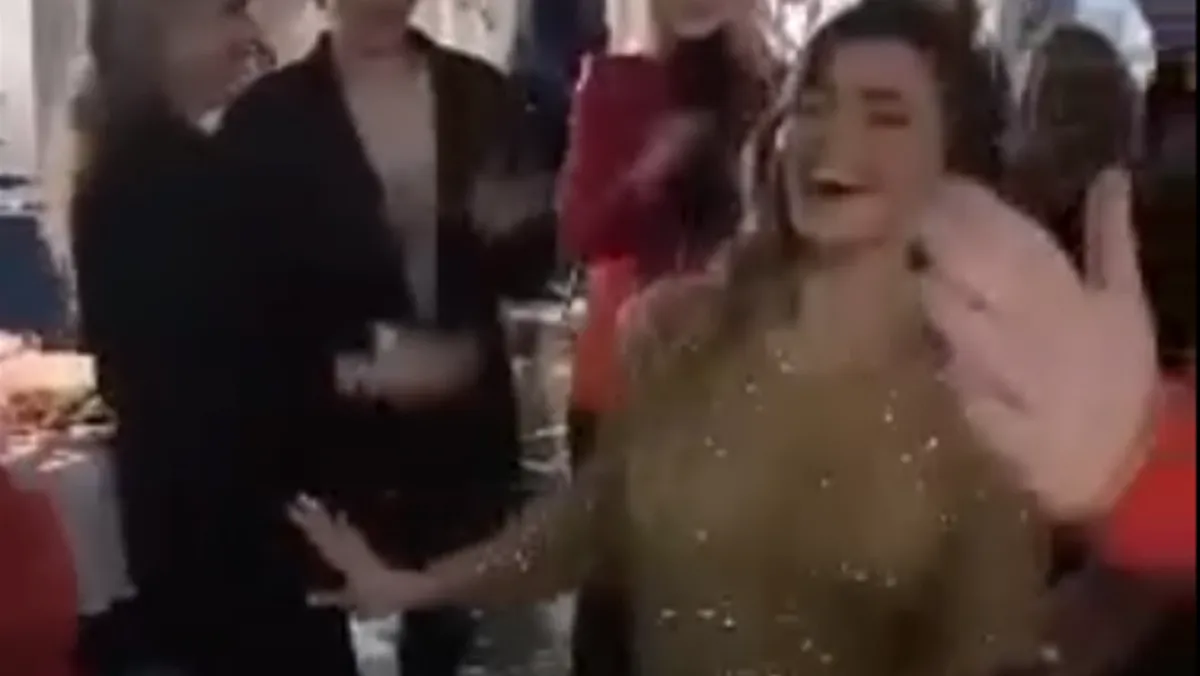 Видео о том, как Алина Кабаева в блестящем платье танцует «цыганочку» утекло в сеть
