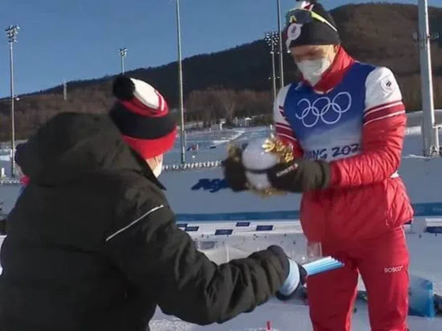 Во время награждения золотом Олимпиады-2022 чемпион Большунов сломал пьедестал. Путин поздравил российского лыжника с победой